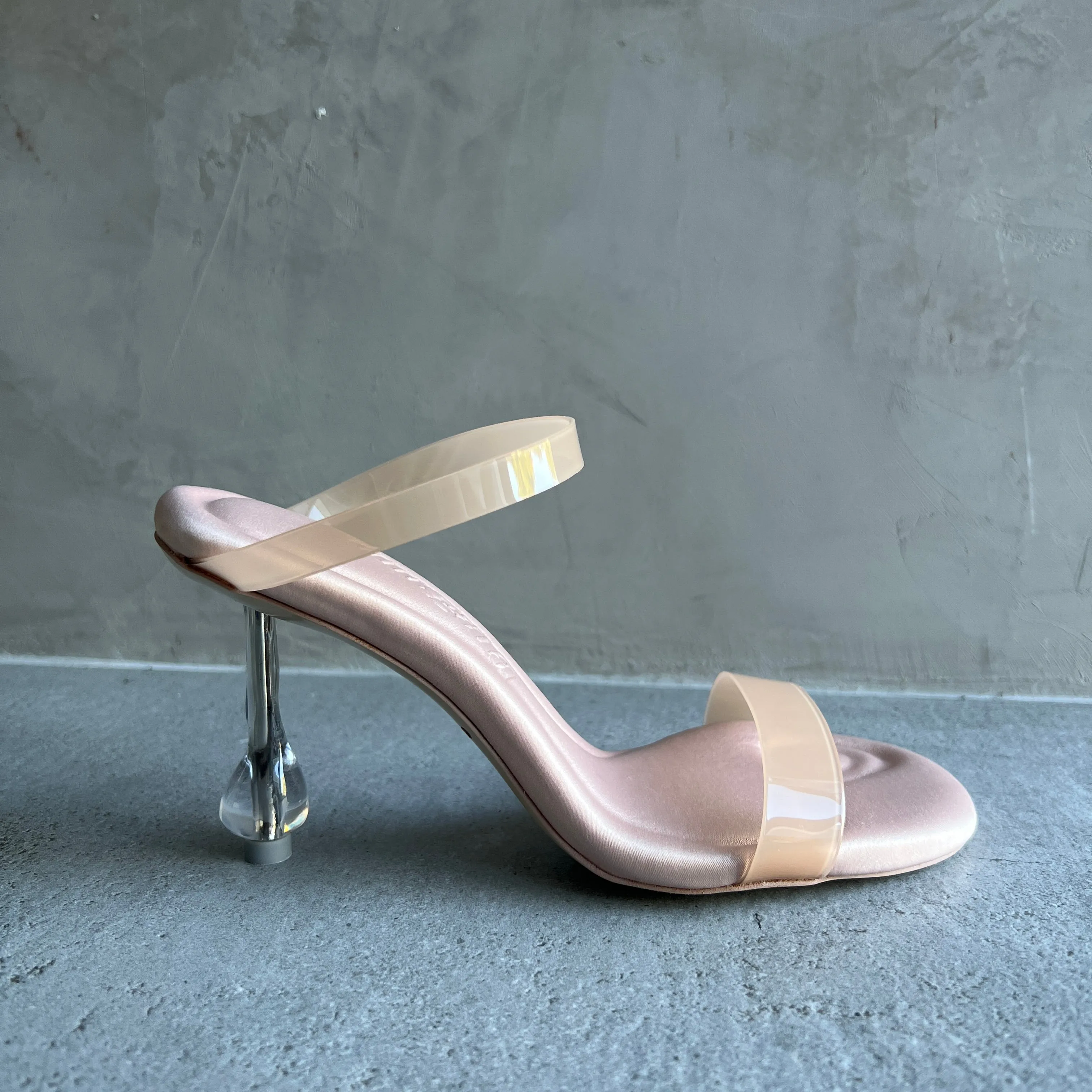 Demi Sandal, Nude